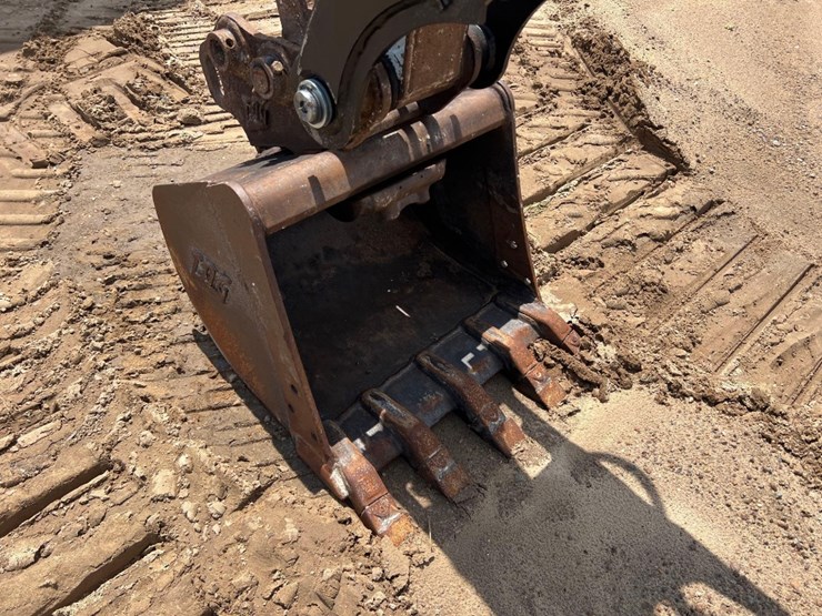 2017-takeuchi-tb240-image-19