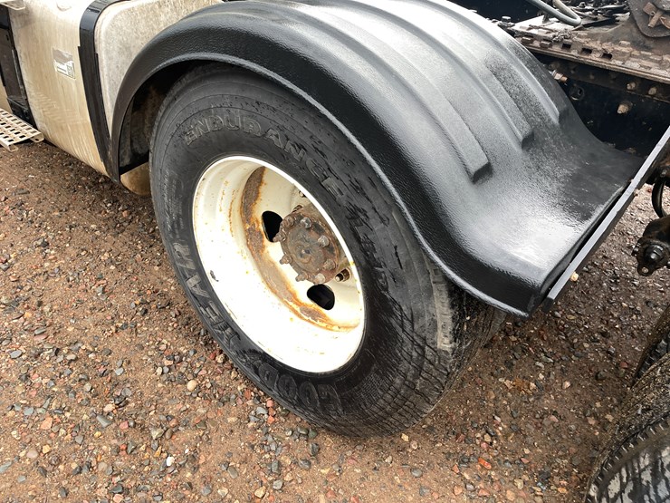 #2146-•-2012-volvo-d13-truck-tractor-(has-mn-title)-image-13