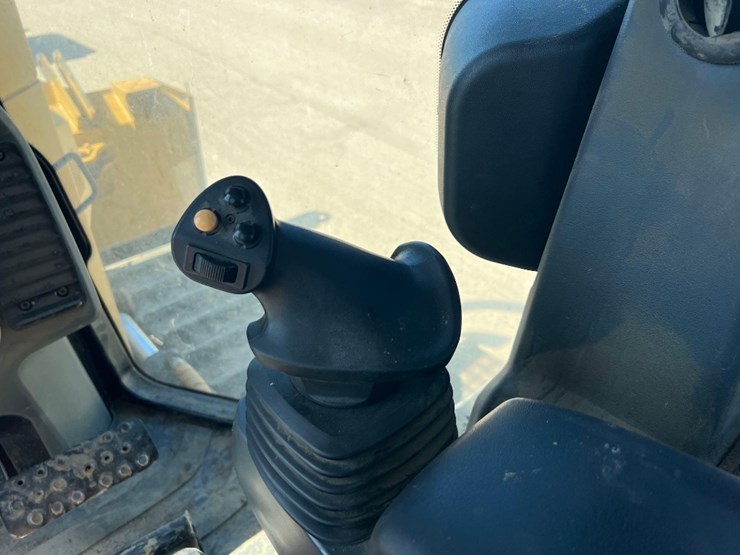 2020-caterpillar-d6k2-lgp-image-34