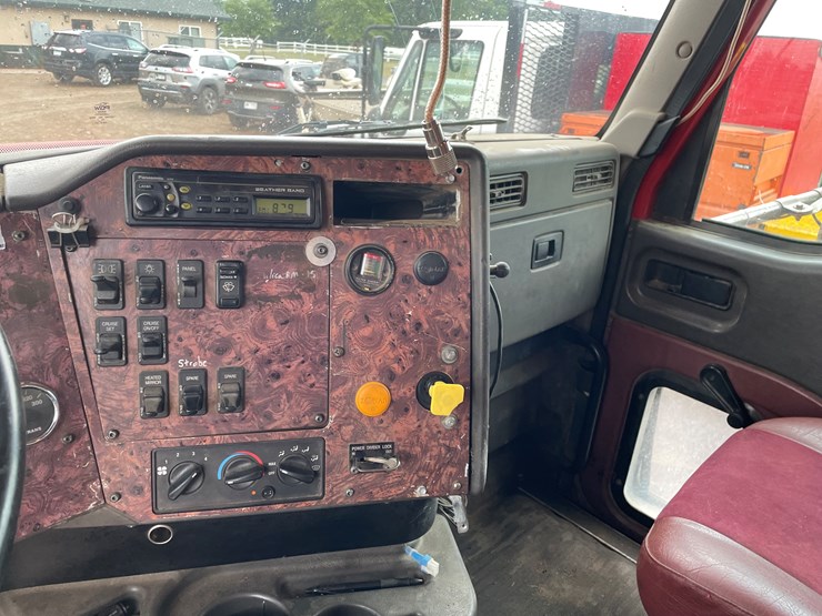 #2149-•-2002-international-5500i-dump-truck-(has-mn-title)-image-38