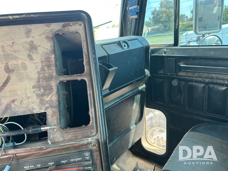 1998-freightliner-day-cab-truck-(cp0657,-unit-28648)-image-34