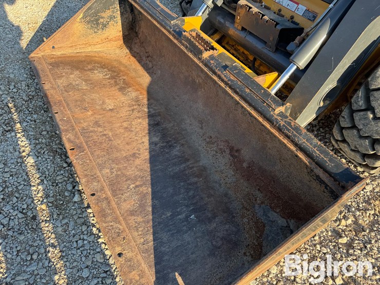 2011-deere-326d-image-9
