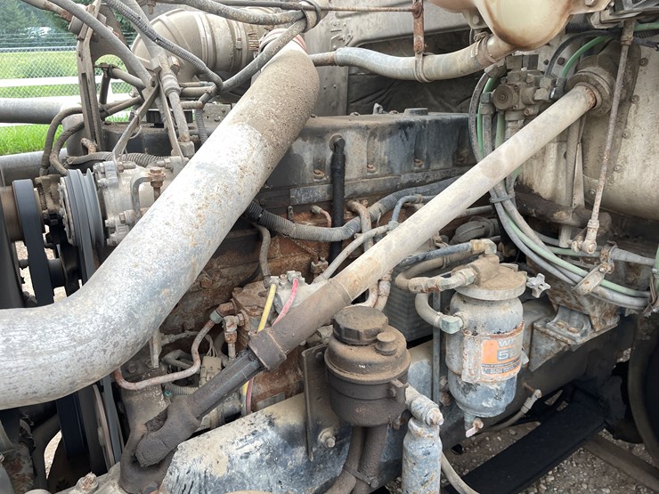 #2107-•-1997-volvo-truck-tractor-(has-mn-title-in-delay)-image-15