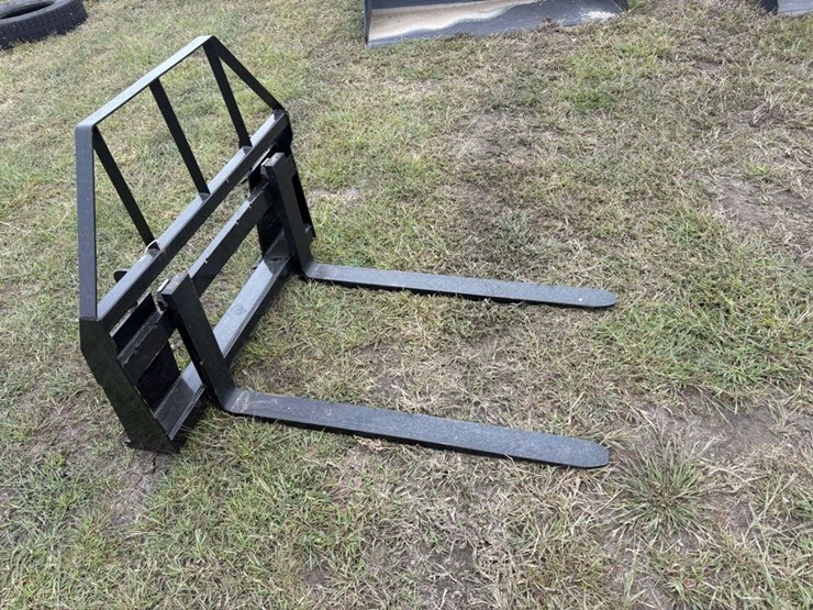 pallet-forks,-48”,-on-46”-carriage,-skidloader-qt,-image-3
