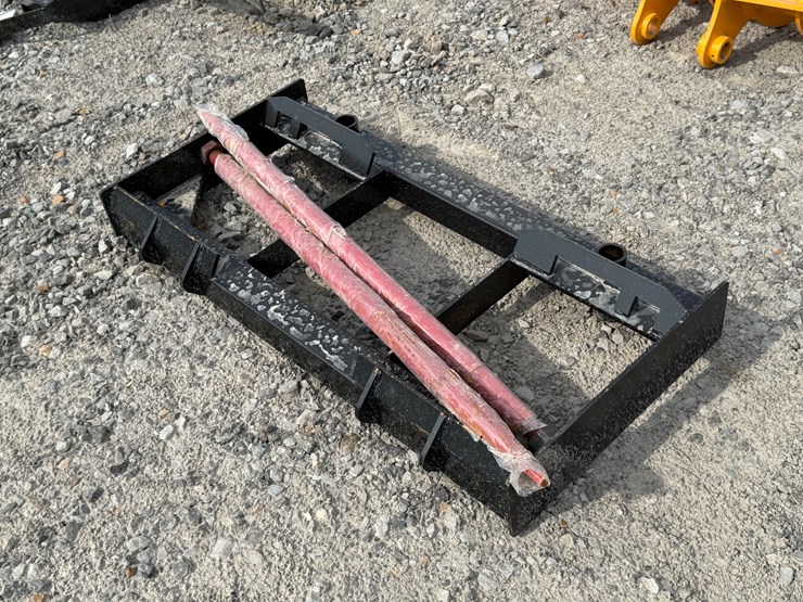 #2000-•-#26341-•-unused-giyi-47"-skid-steer-bale-fork-cykec250771-image-3