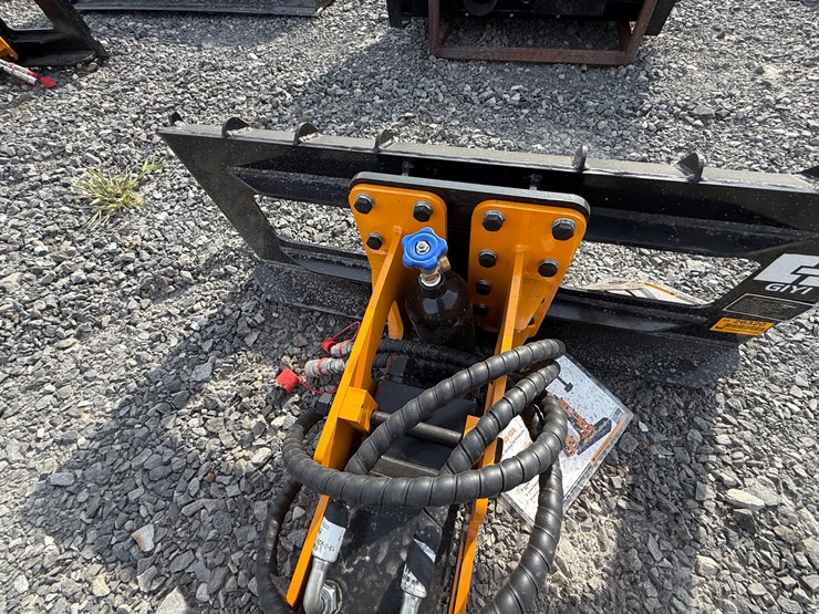 #2000-•-#26320-•-unused-giyi-skid-steer-breaker-psc6802507144-image-8