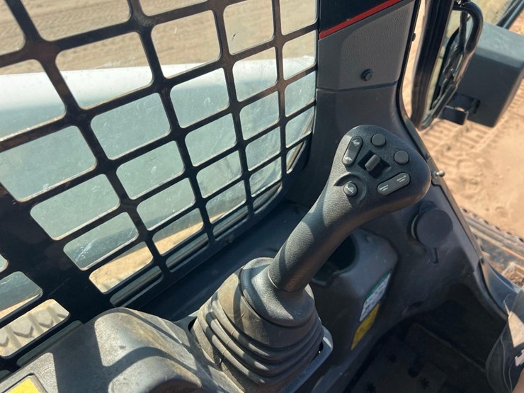 2022-bobcat-t64-image-27