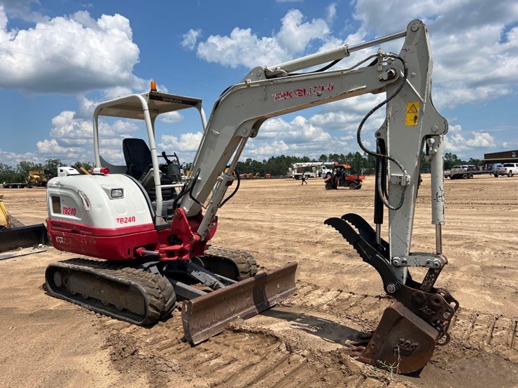 2017-takeuchi-tb240-image-6