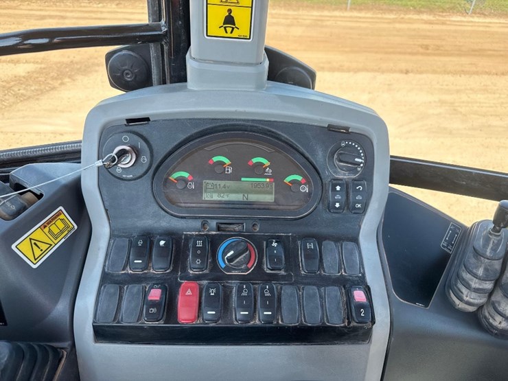 2019-caterpillar-420f2-image-28