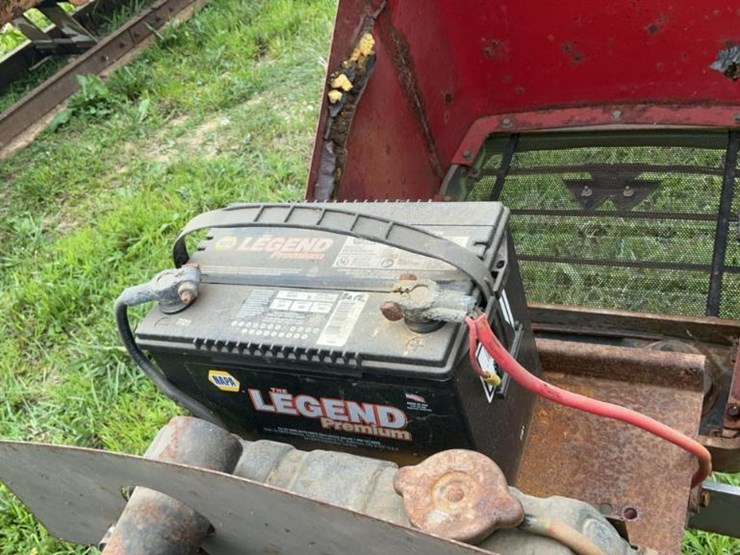 #124-•-massey-ferguson-mf210-tractor-image-22
