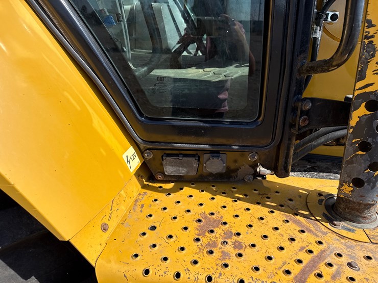 #160-•-#27079-•-caterpillar-f20f-2-4x4-backhoe-loader-image-21