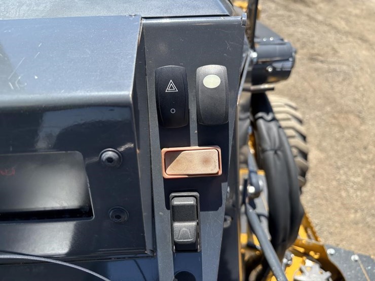 2018-deere-210l-image-35