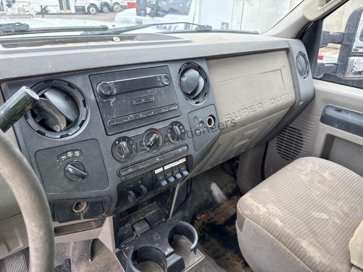 2010-ford-f550-image-17