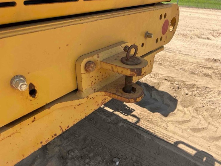 2011-caterpillar-12m-image-17