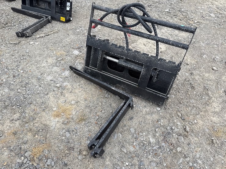 #230-•-#26362-•-unused-giyi-30"-mini-skid-steer-side-shift-fork-image-1