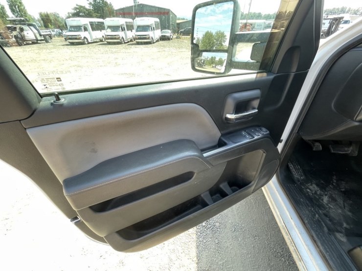 2015-chevrolet-silverado-image-25