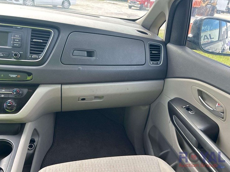 2017-kia-sedona-lx-image-17