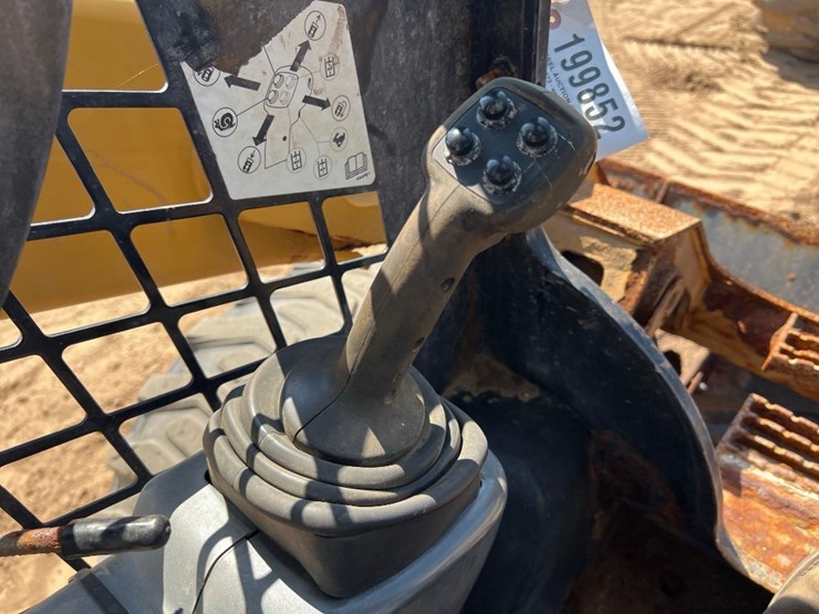 2015-caterpillar-262d-image-24