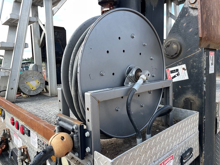#2116-•-2014-international-7600-crane/digger-truck-(has-mn-title)-image-18