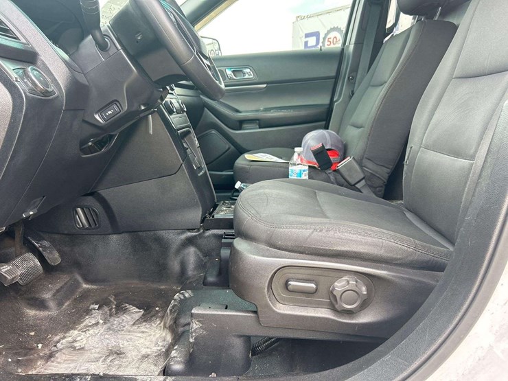 2017-ford-explorer-image-12