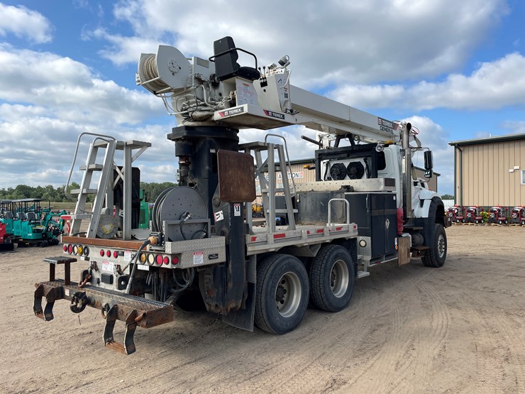 #2116-•-2014-international-7600-crane/digger-truck-(has-mn-title)-image-3