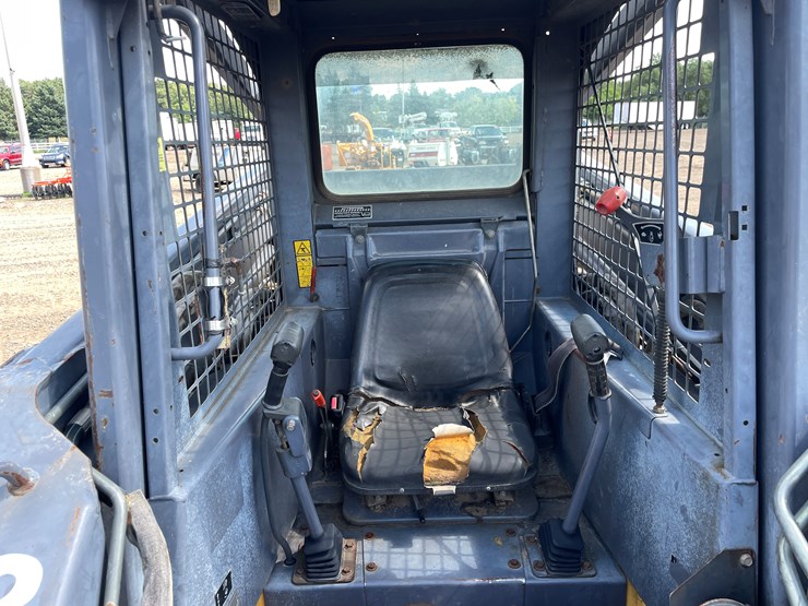 #2058-•-new-holland-l5180-skid-loader-image-9