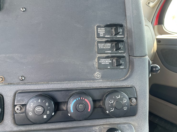 #6246-•-2012-freightliner-cascadia-semi-tractor-(has-wi-title)-image-38