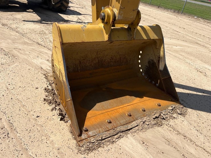 2019-caterpillar-330gc-image-9