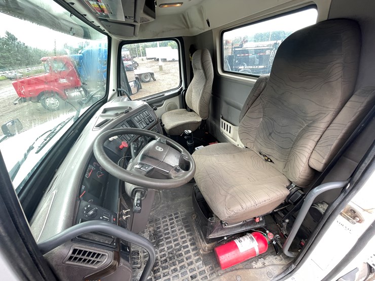 #2145-•-2012-volvo-d13-truck-tractor-(has-mn-title)-image-27