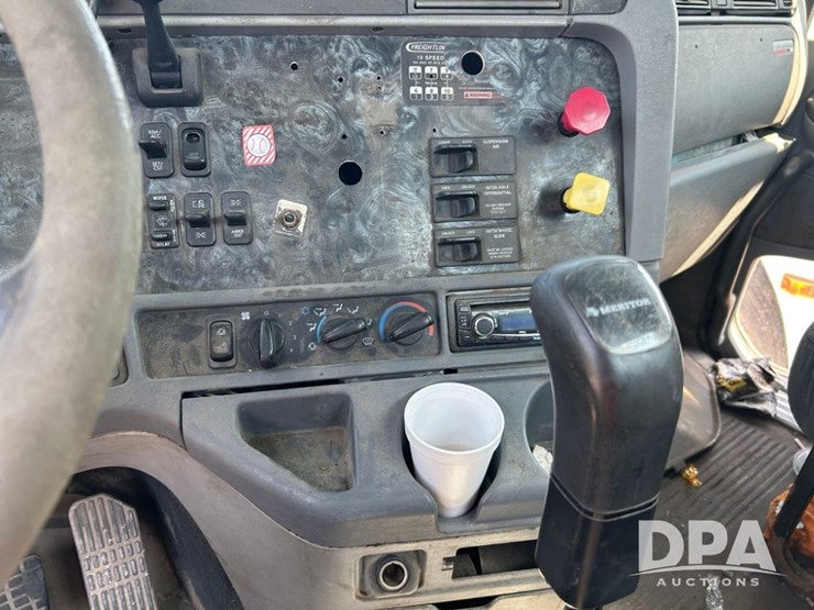2002-freightliner-columiba-day-cab-truck-(cp0659,-unit-28071)-image-31
