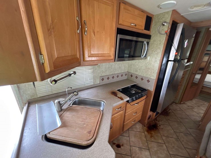 2007-national-rv-dolphin-35ft-class-a-motorhome-image-12