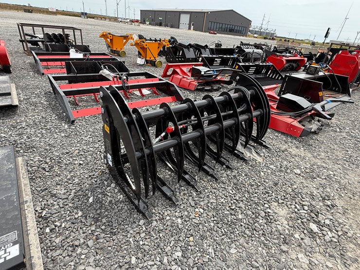 #2000-•-#26334-•-unused-giyi-72"-skid-steer-curbed-log-grabber-chxzmq722507190-image-1
