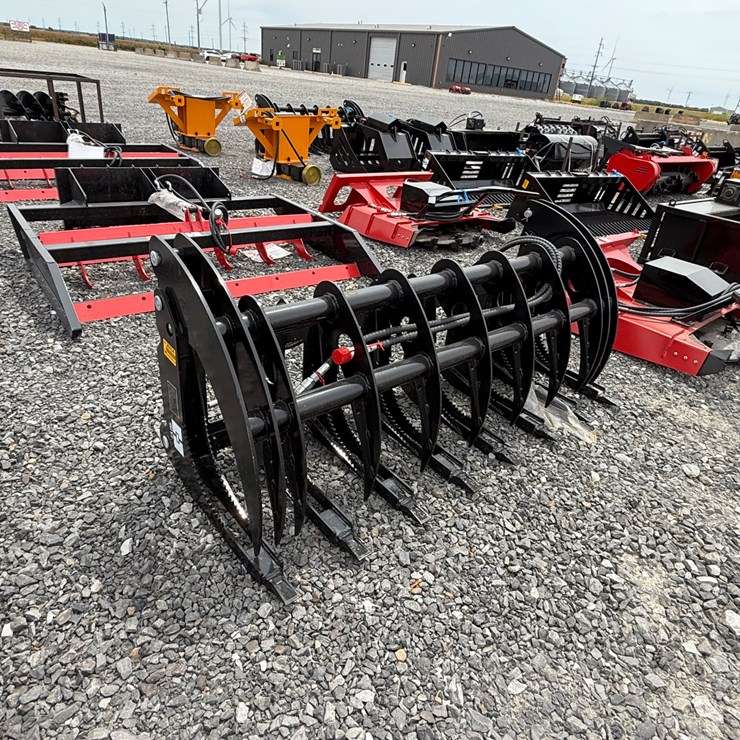 #2000 • #26334 • Unused GIYI 72" Skid Steer Curbed Log Grabber CHXZMQ722507190
