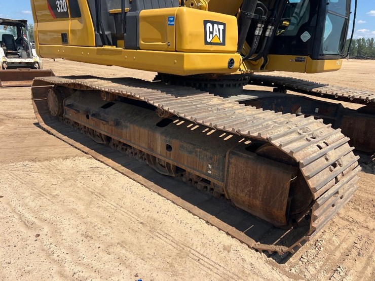2018-caterpillar-320-image-21
