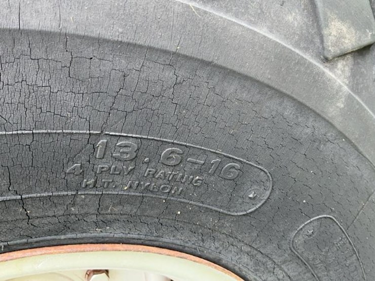 #124-•-massey-ferguson-mf210-tractor-image-35