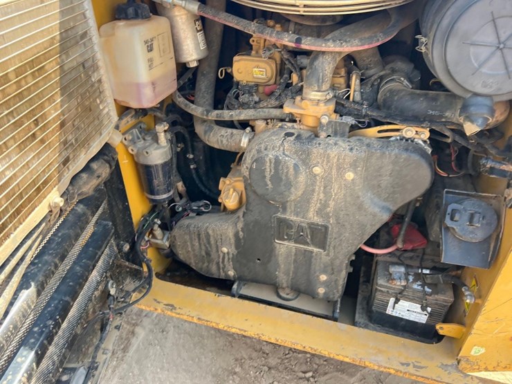 2015-caterpillar-299d-image-19