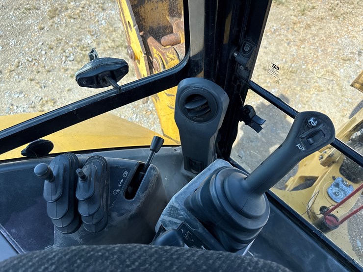 #160-•-#27079-•-caterpillar-f20f-2-4x4-backhoe-loader-image-43