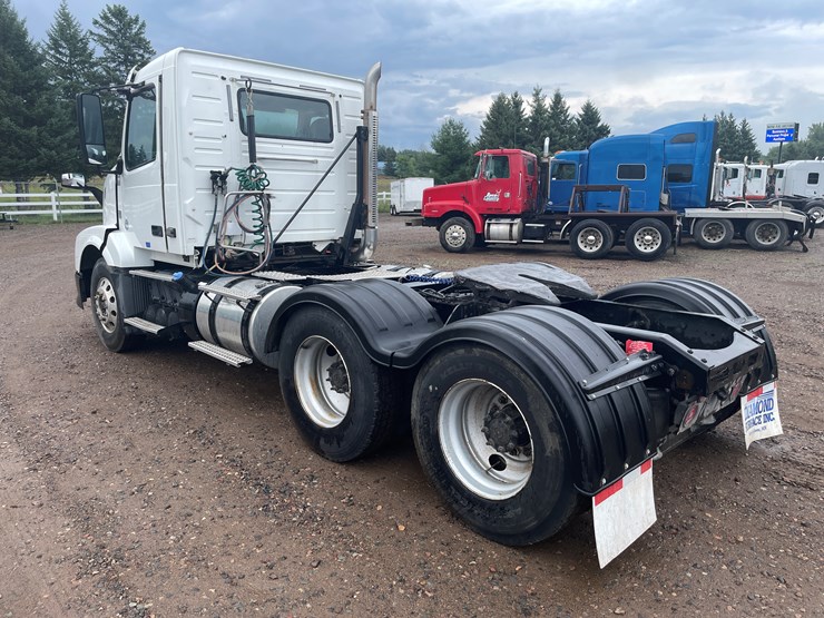 #2145-•-2012-volvo-d13-truck-tractor-(has-mn-title)-image-3