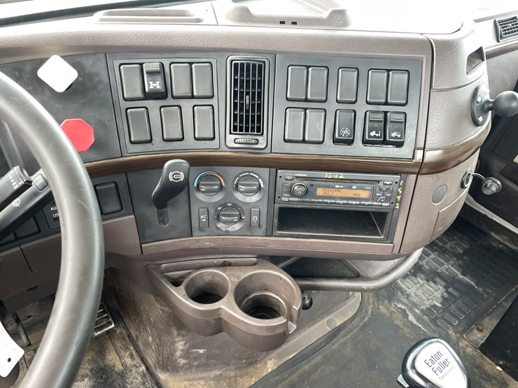 2012-volvo-10-image-32