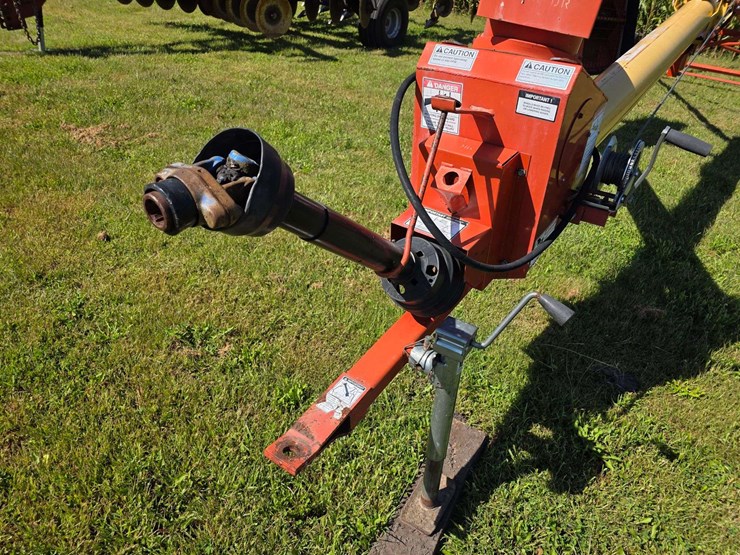 westfield-mk-8"-x-61'-auger-with-single-auger-swing-hopper,-hydraulic-lift,-15"-tires-*one-will-need-image-4