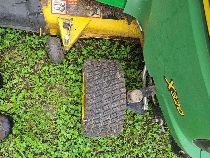 john-deere-320-image-4