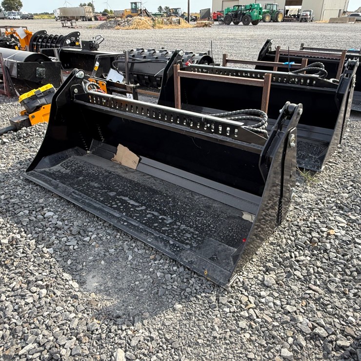 #2000 • #26266 • Unused GIYI 72" Skid Steer Bucket FKHD722507243