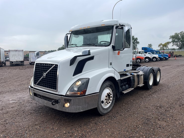 #2146-•-2012-volvo-d13-truck-tractor-(has-mn-title)-image-1