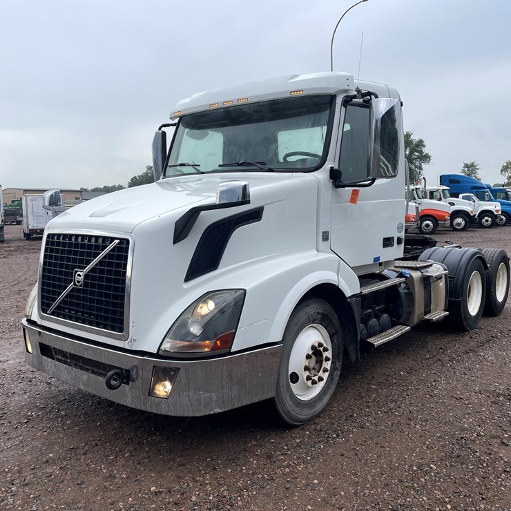 #2146 • 2012 Volvo D13 Truck Tractor (Has MN Title)