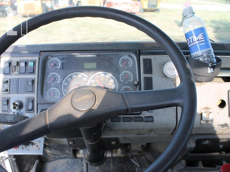 2001-freightliner-fl60-image-7