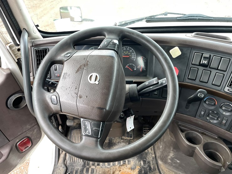 2012-volvo-10-image-36