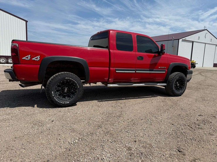 2004-chevrolet-2500hd-image-8