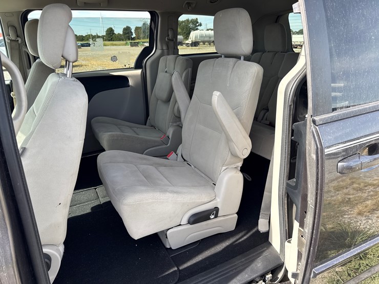 2015-dodge-grand-caravan-image-24