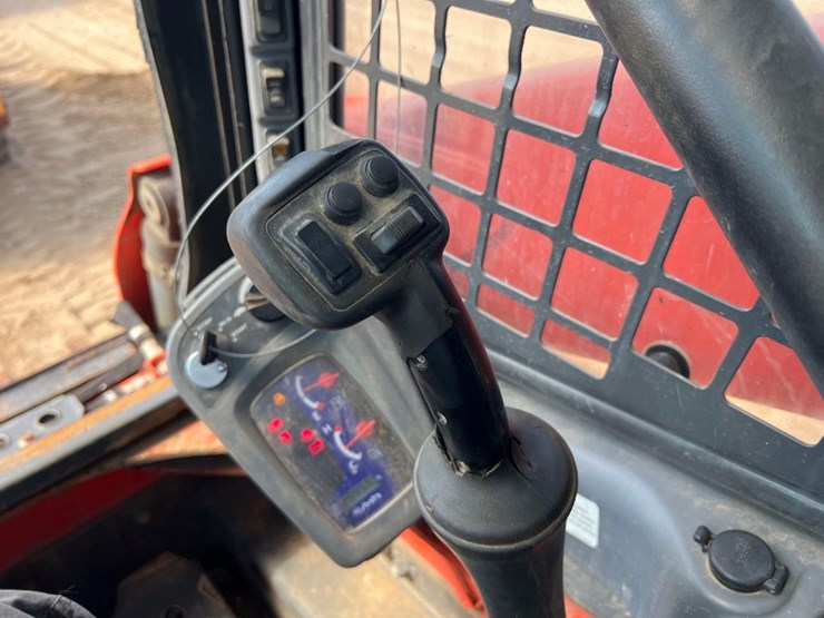 2022-kubota-ssv75-image-23