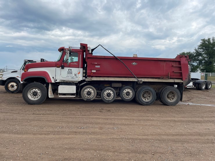 #2149-•-2002-international-5500i-dump-truck-(has-mn-title)-image-2